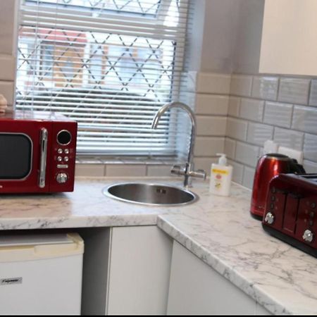 Apartment With Private Hot Tub, Sauna, Ice Bath, Gym Rainham  Extérieur photo