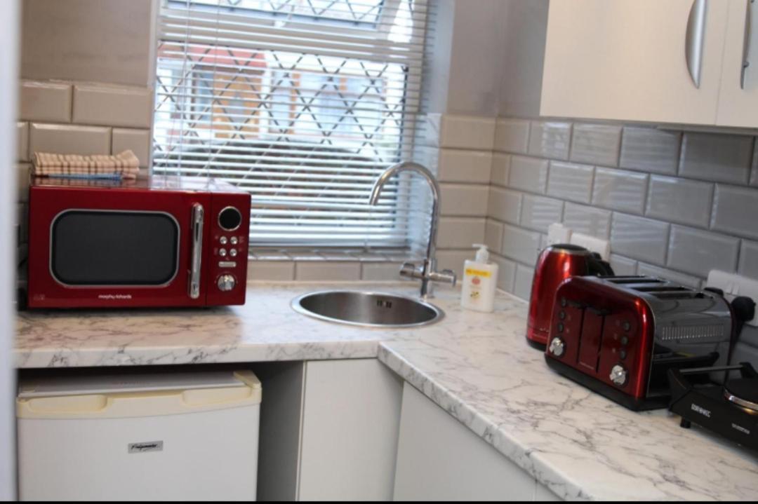 Apartment With Private Hot Tub, Sauna, Ice Bath, Gym Rainham  Extérieur photo