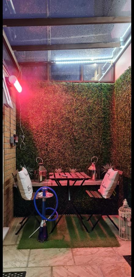 Apartment With Private Hot Tub, Sauna, Ice Bath, Gym Rainham  Extérieur photo