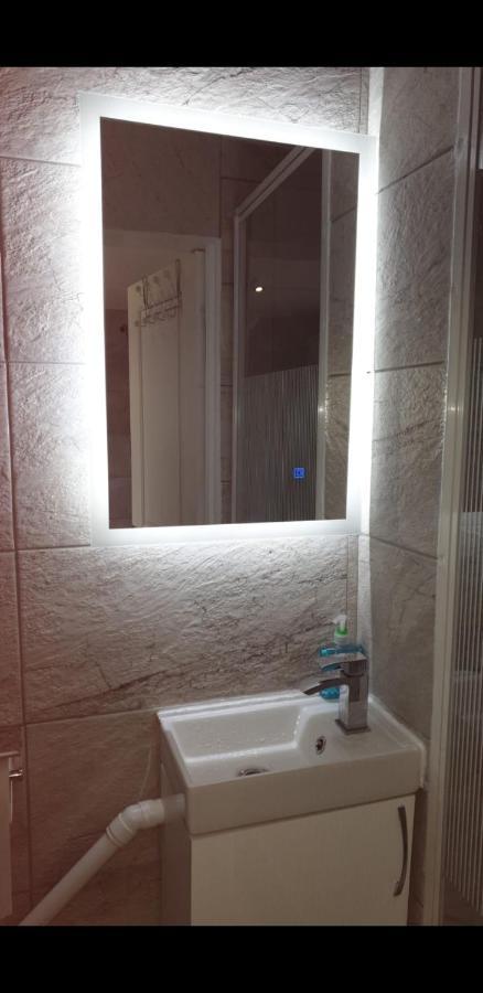 Apartment With Private Hot Tub, Sauna, Ice Bath, Gym Rainham  Extérieur photo