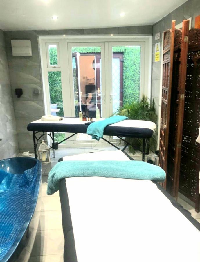 Apartment With Private Hot Tub, Sauna, Ice Bath, Gym Rainham  Extérieur photo